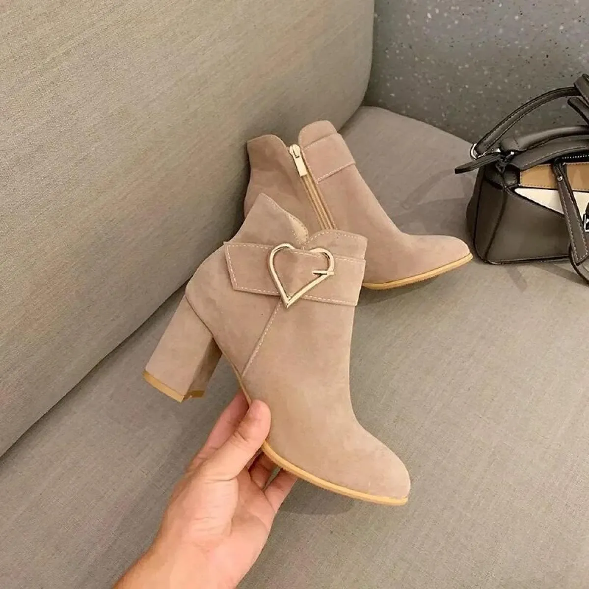 2023 vendita calda scarpe da donna con tacco quadrato stivali moderni alla caviglia in pelle scamosciata di mucca inverno punta