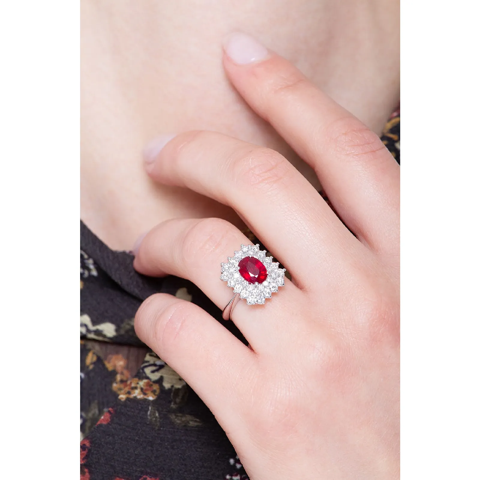 Anello contorno in oro bianco 18k con diamanti e Rubino centrale