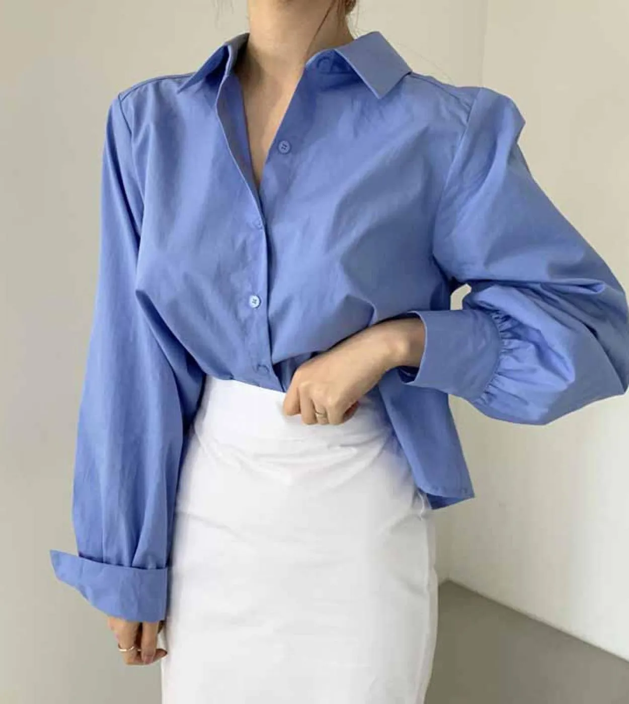 Camicia allentata con bottoni sul colletto rovesciato autunno 2022 Camicetta da donna con pieghe sul retro Camicetta a maniche l
