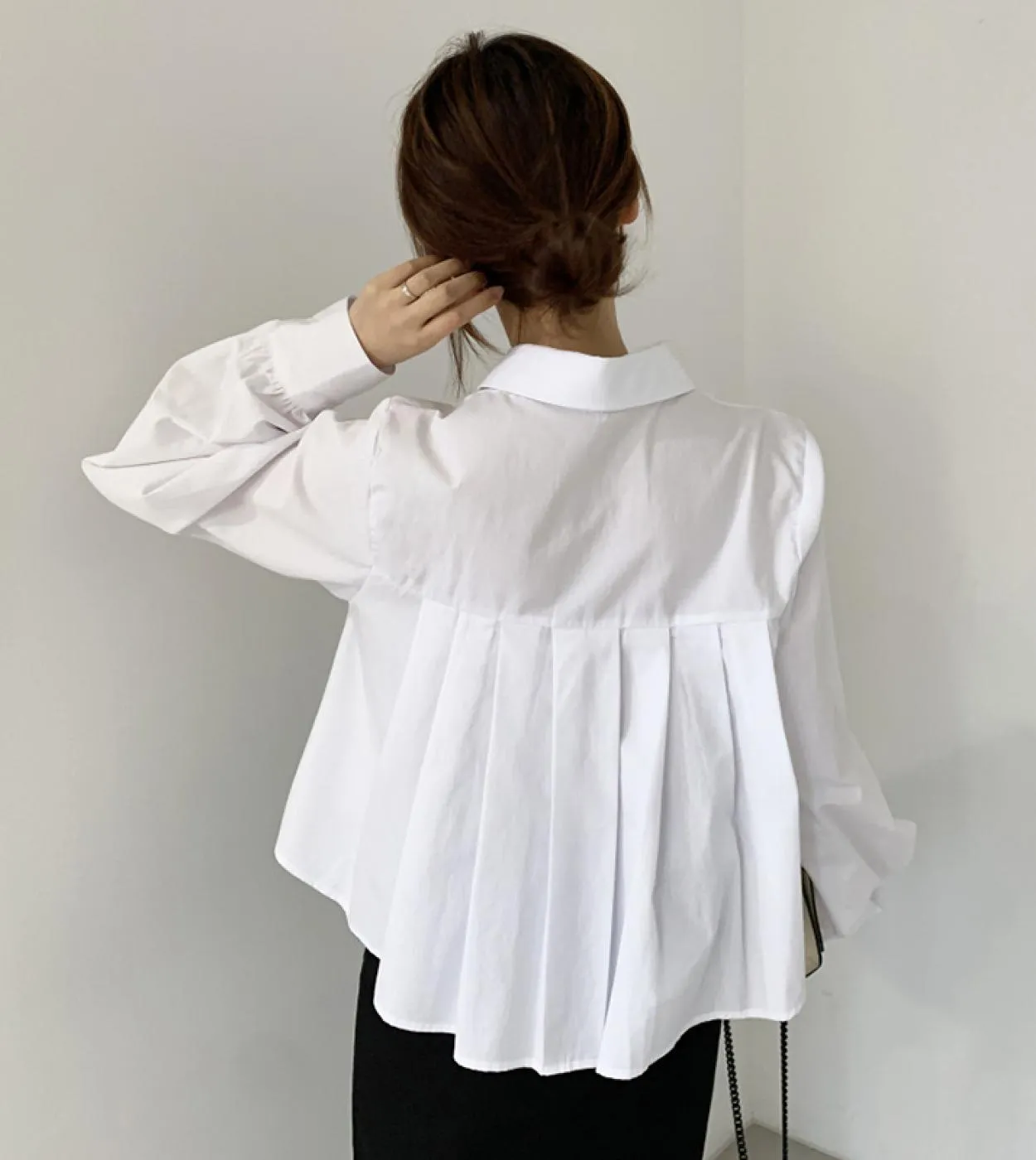 Camicia allentata con bottoni sul colletto rovesciato autunno 2022 Camicetta da donna con pieghe sul retro Camicetta a maniche l