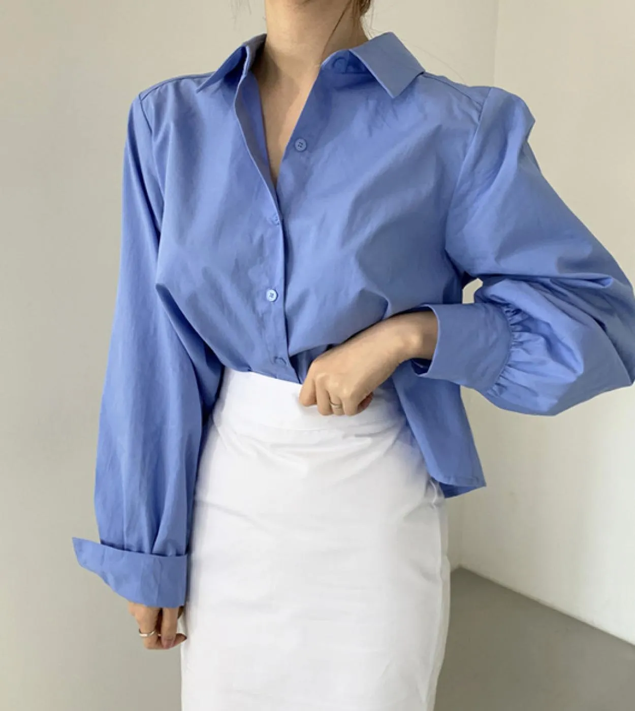 Camicia allentata con bottoni sul colletto rovesciato autunno 2022 Camicetta da donna con pieghe sul retro Camicetta a maniche l
