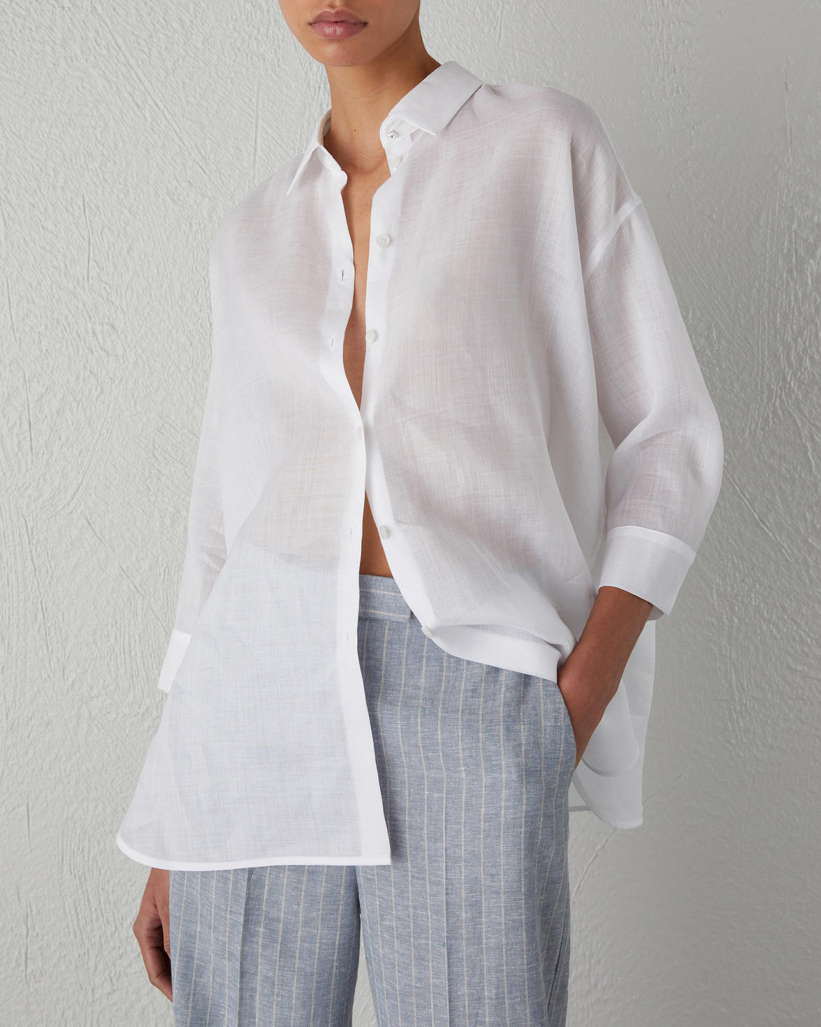 Camicia bianca over in ramiè con bottone gioiello sul colletto