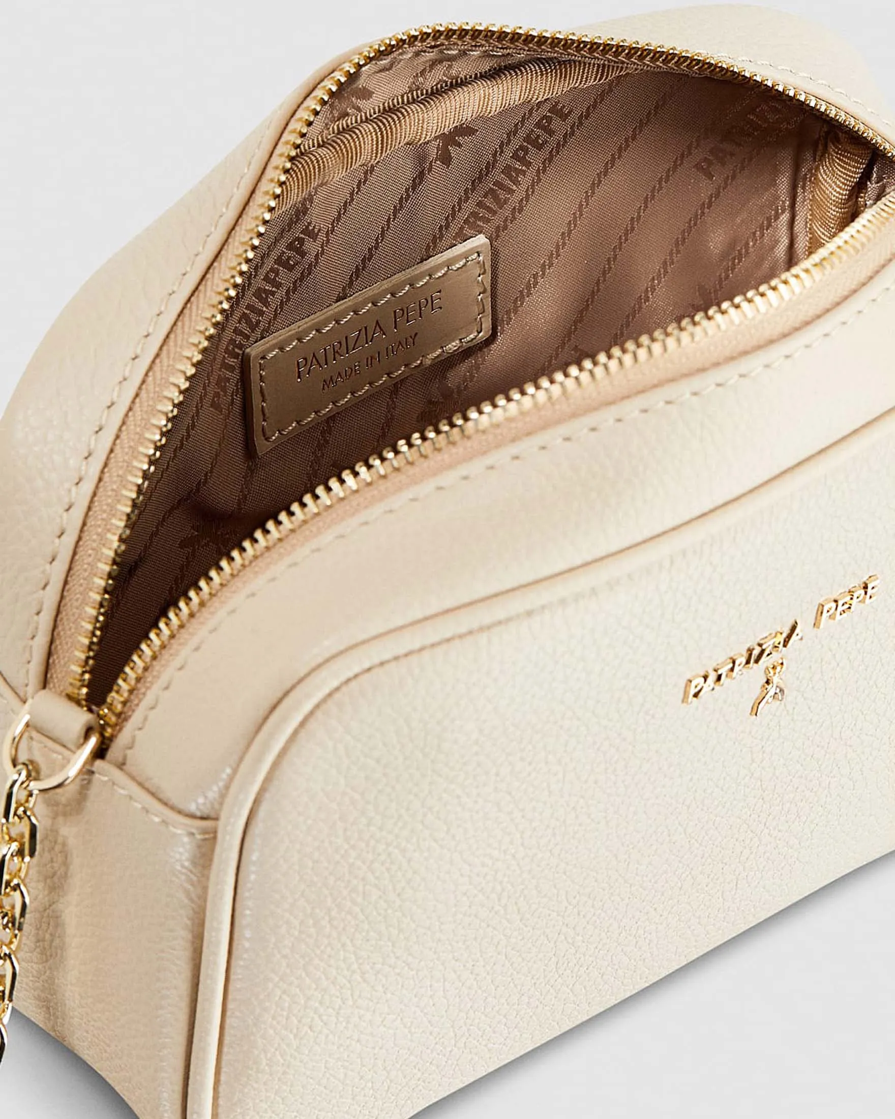 Cross bag panna in pelle con catena dorata regolabile e scritta logo dorata sul davanti