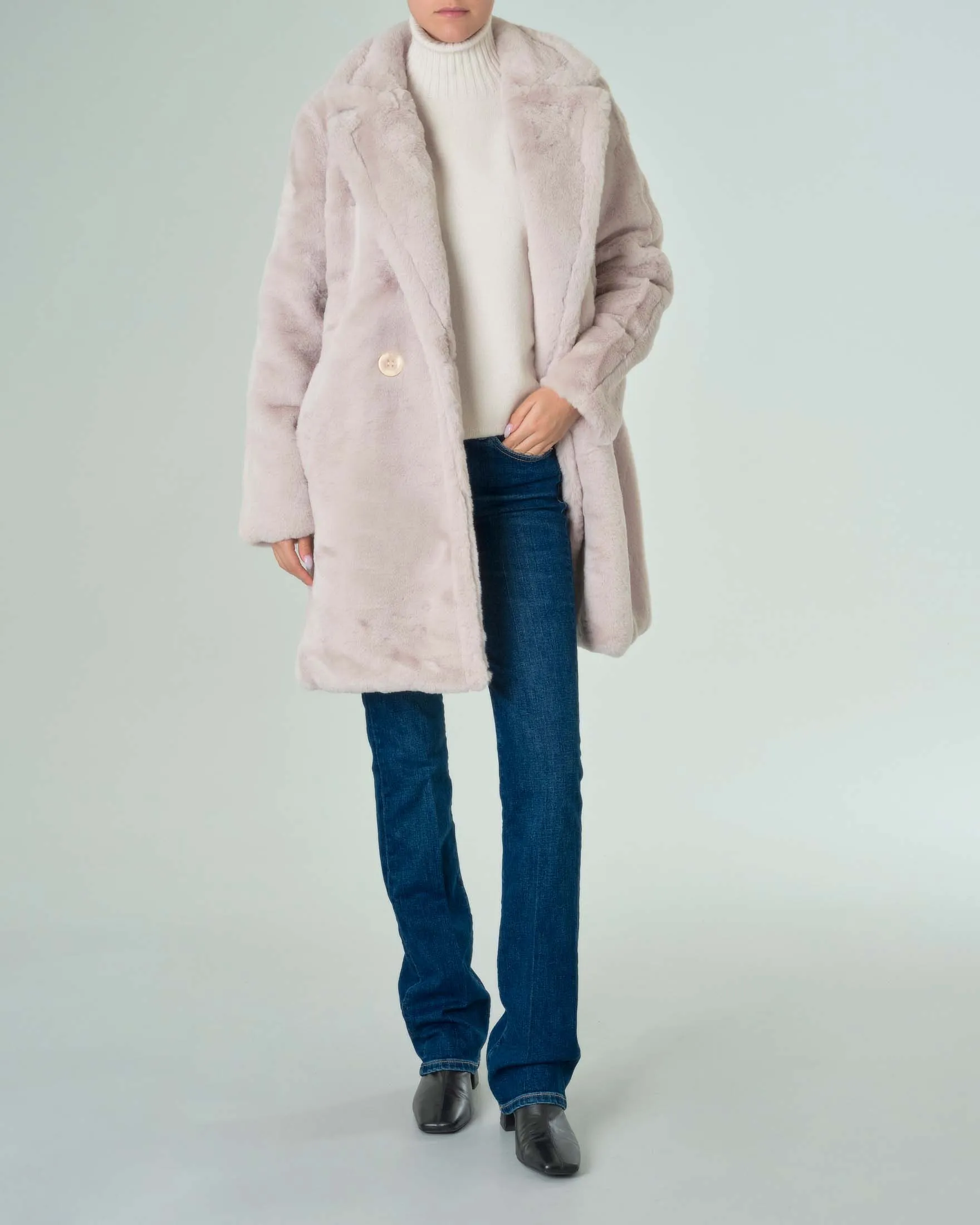 Ecopelliccia beige con scollo a rever e chiusura a doppiopetto