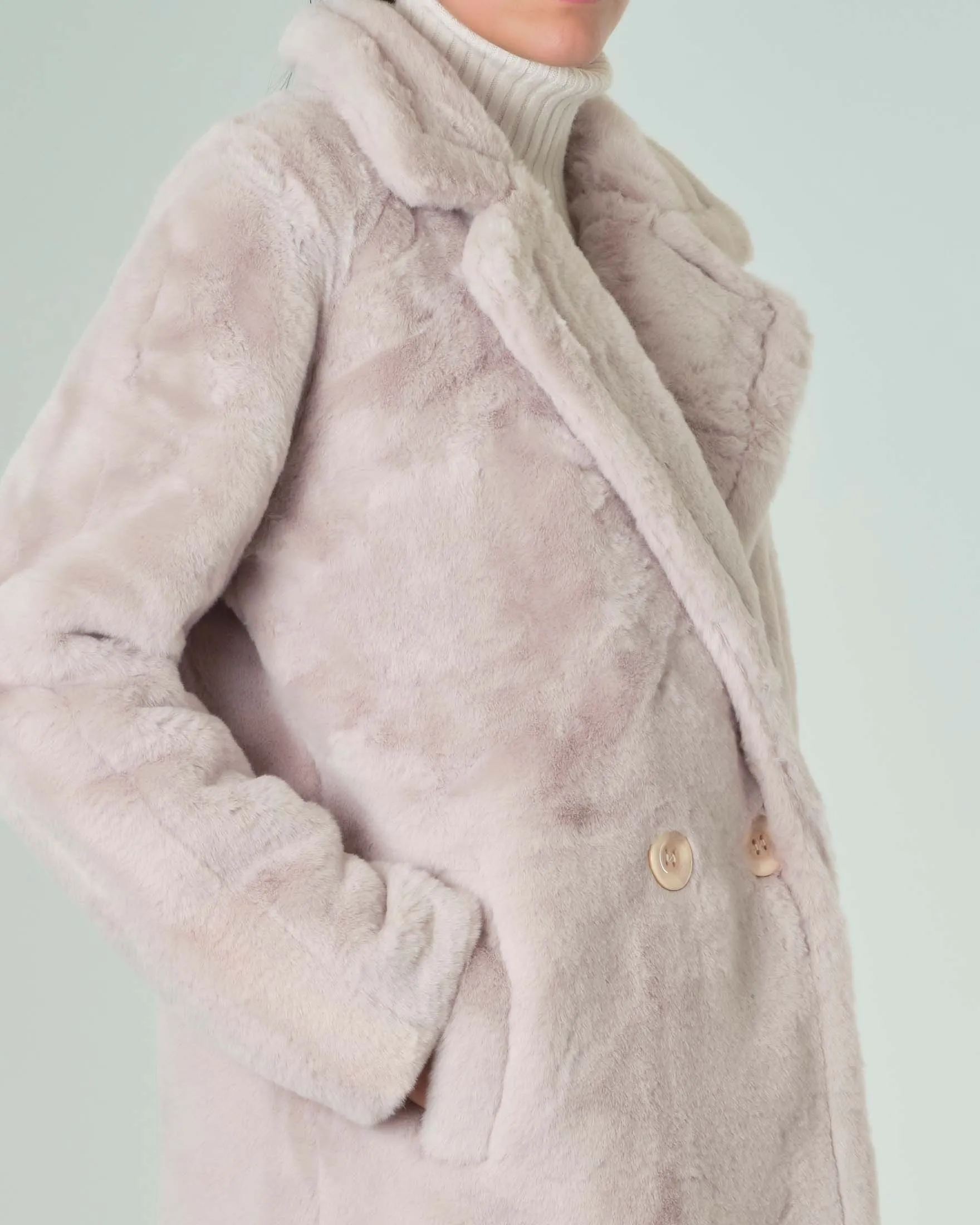 Ecopelliccia beige con scollo a rever e chiusura a doppiopetto