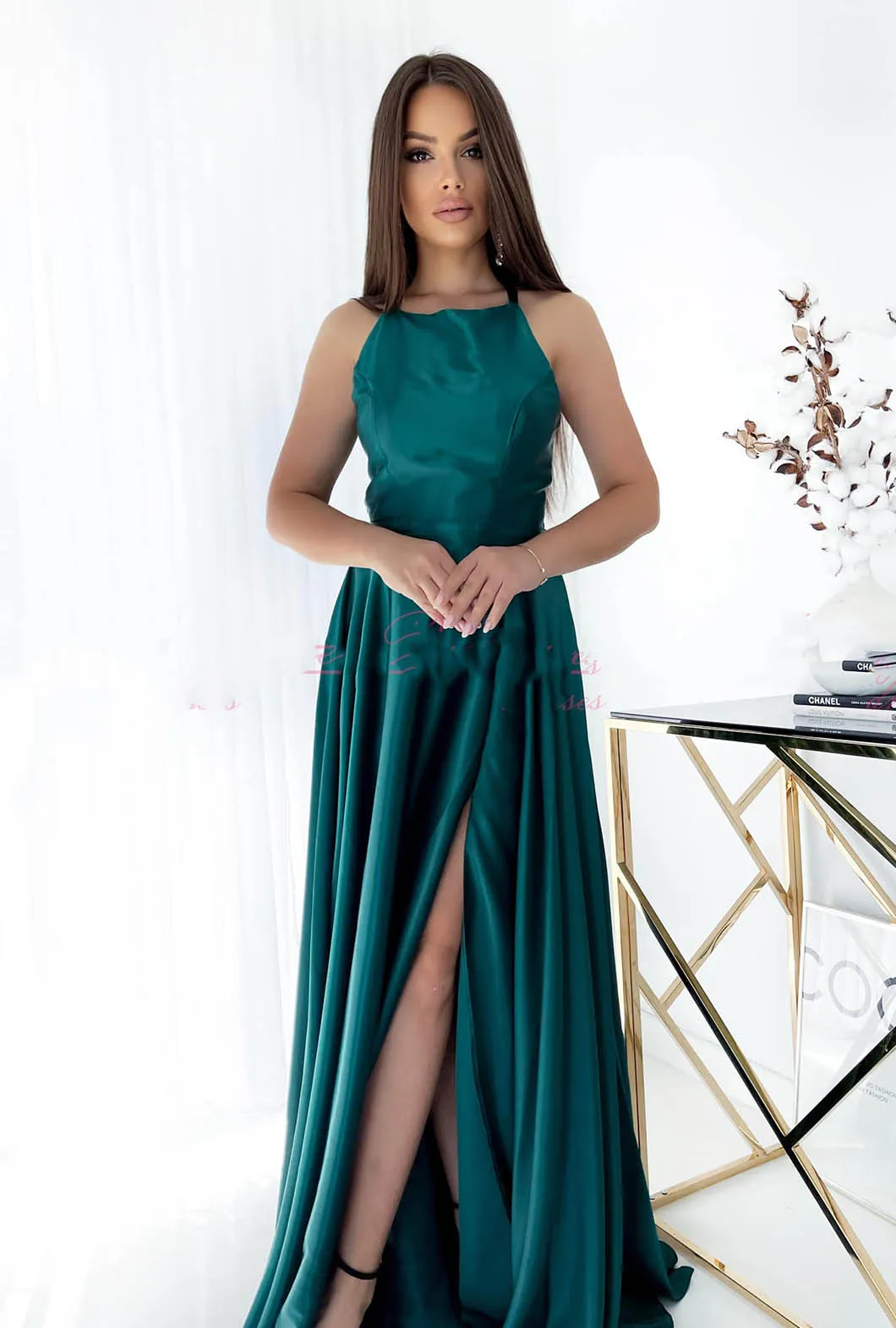 Elegante abito in taffetà leggero ,schiena scoperta