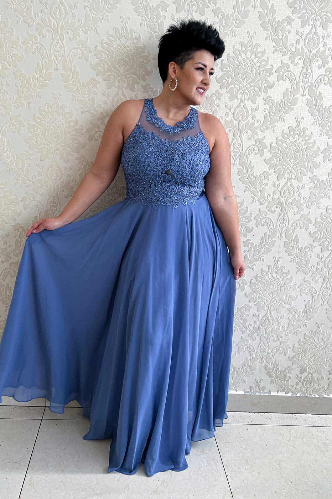 Elegante abito in tessuto velato azzurro zucchero