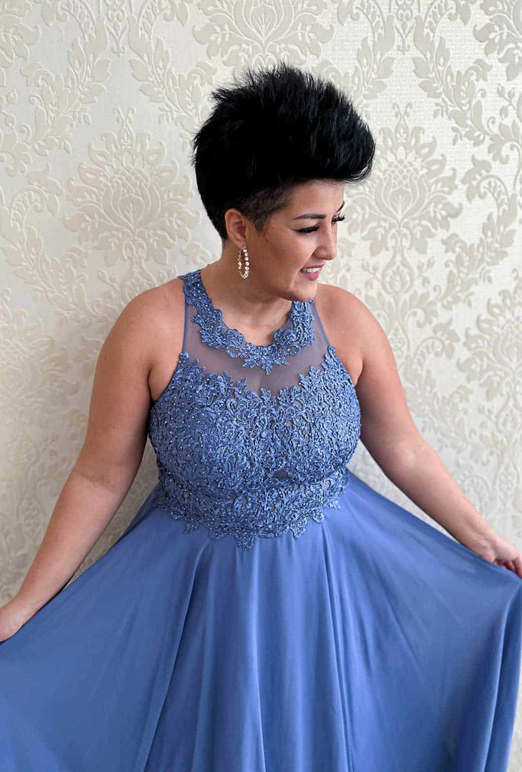 Elegante abito in tessuto velato azzurro zucchero