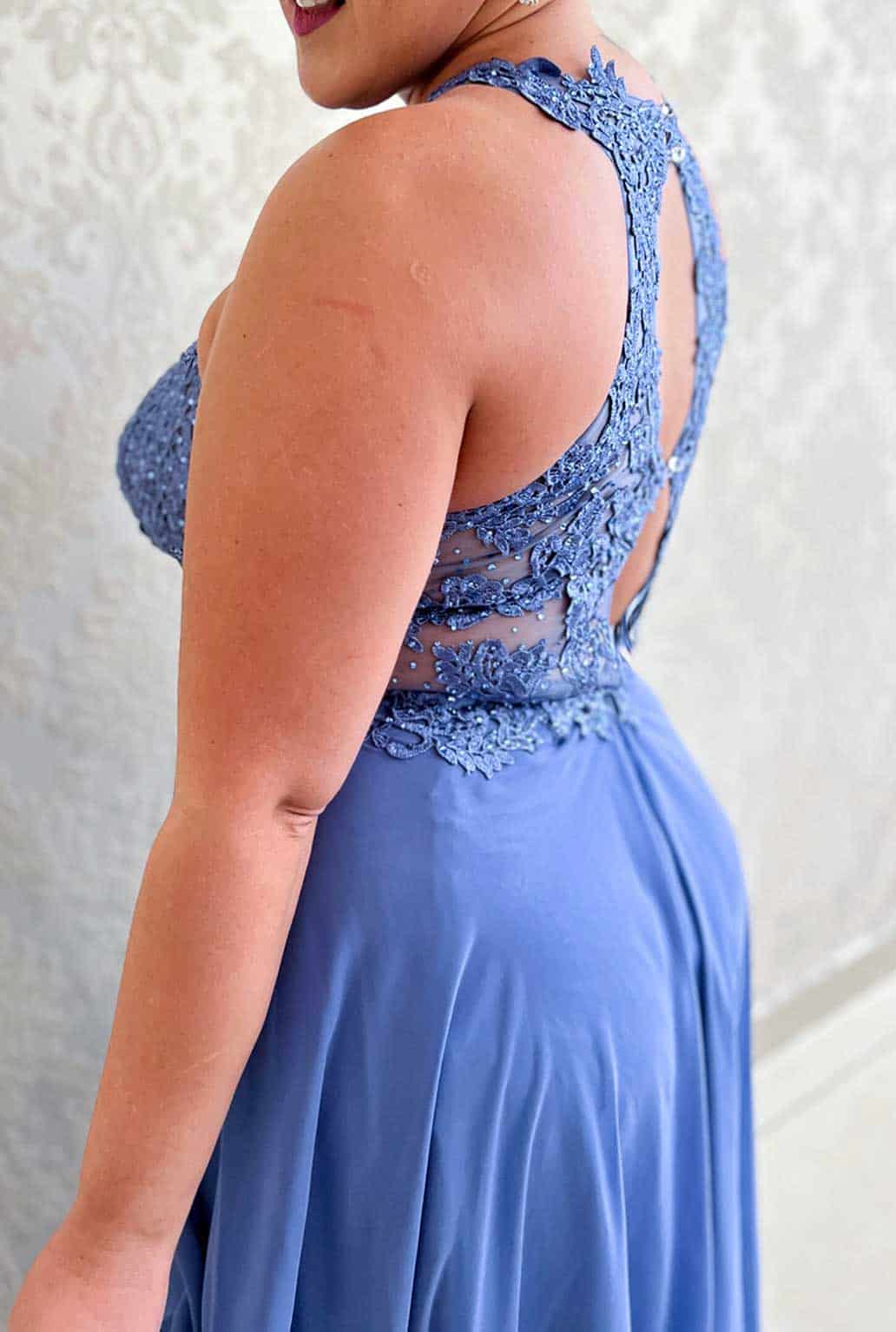 Elegante abito in tessuto velato azzurro zucchero