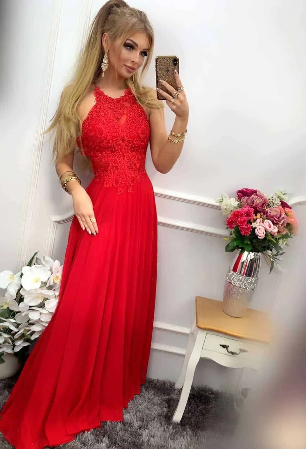 Elegante abito svasato con la schiena scoperta