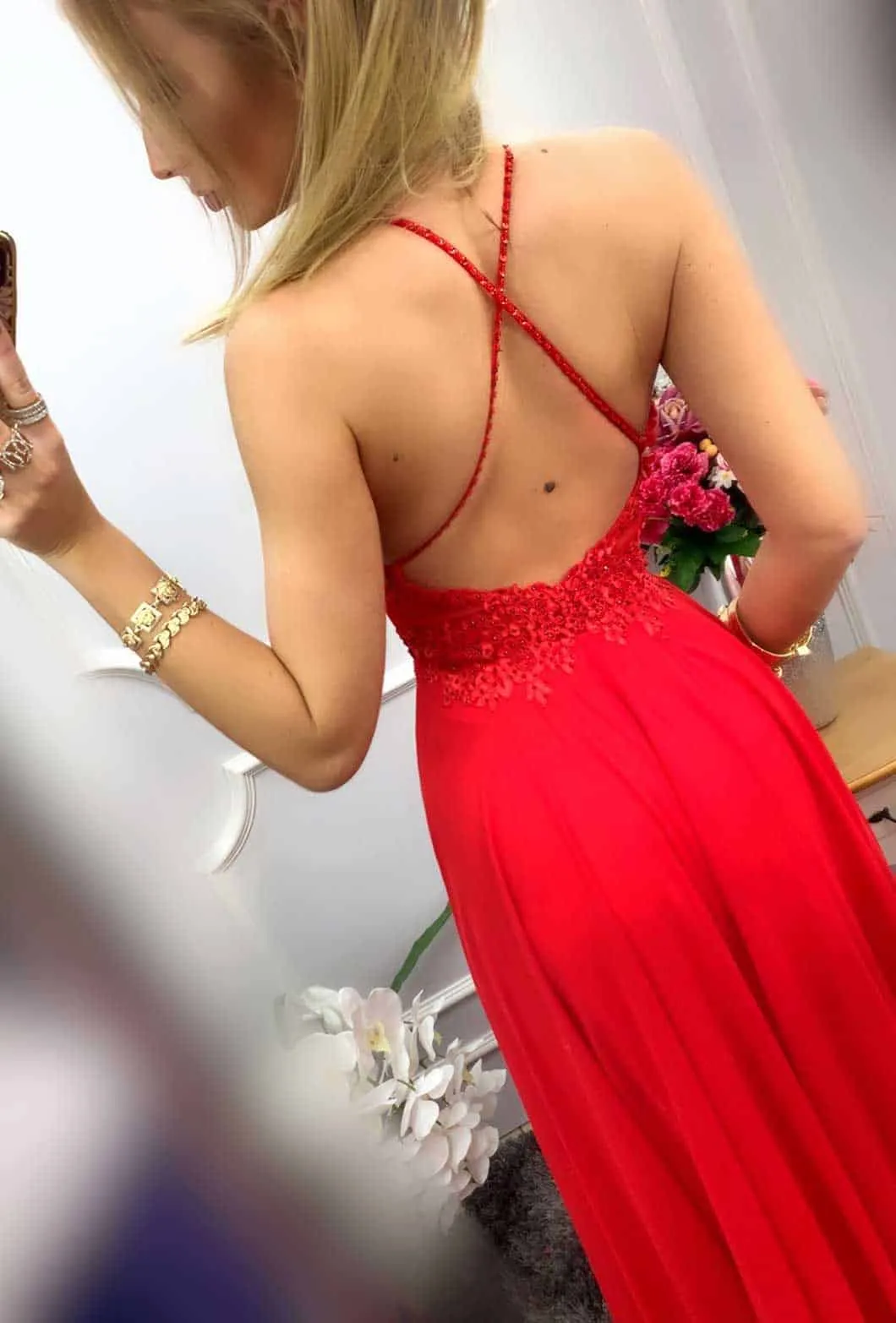 Elegante abito svasato con la schiena scoperta
