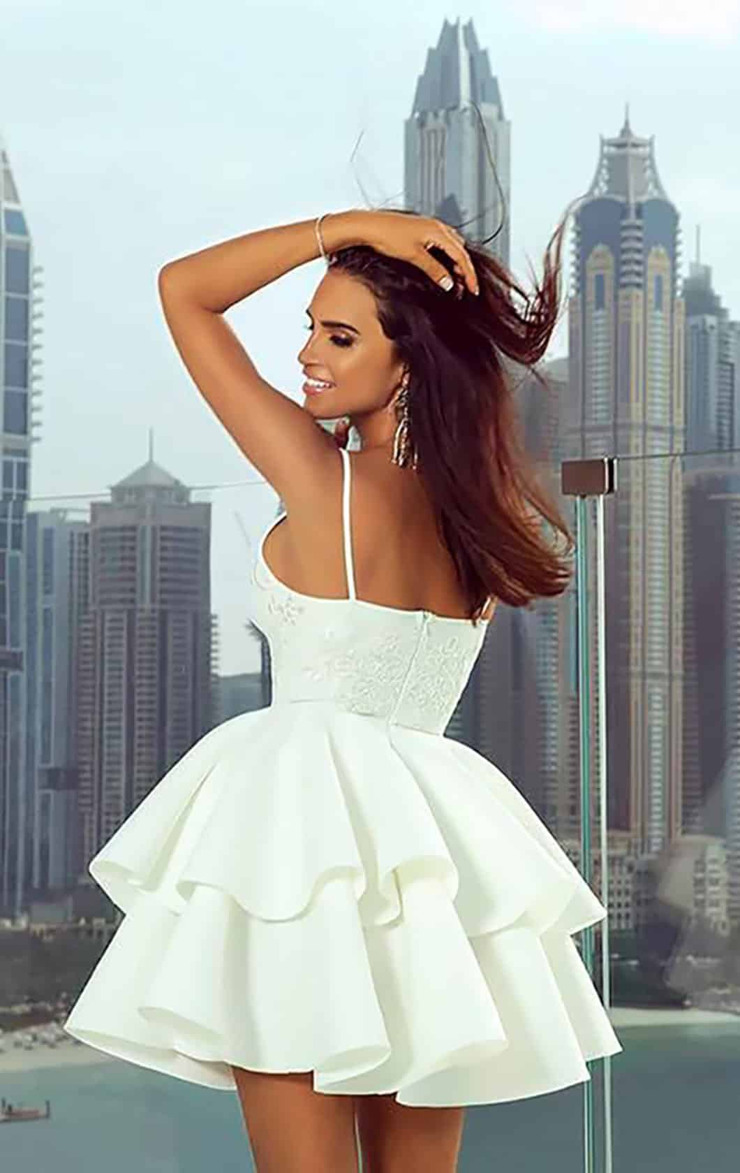 Elegante abito svasato in tessuto scuba e tulle ricamato