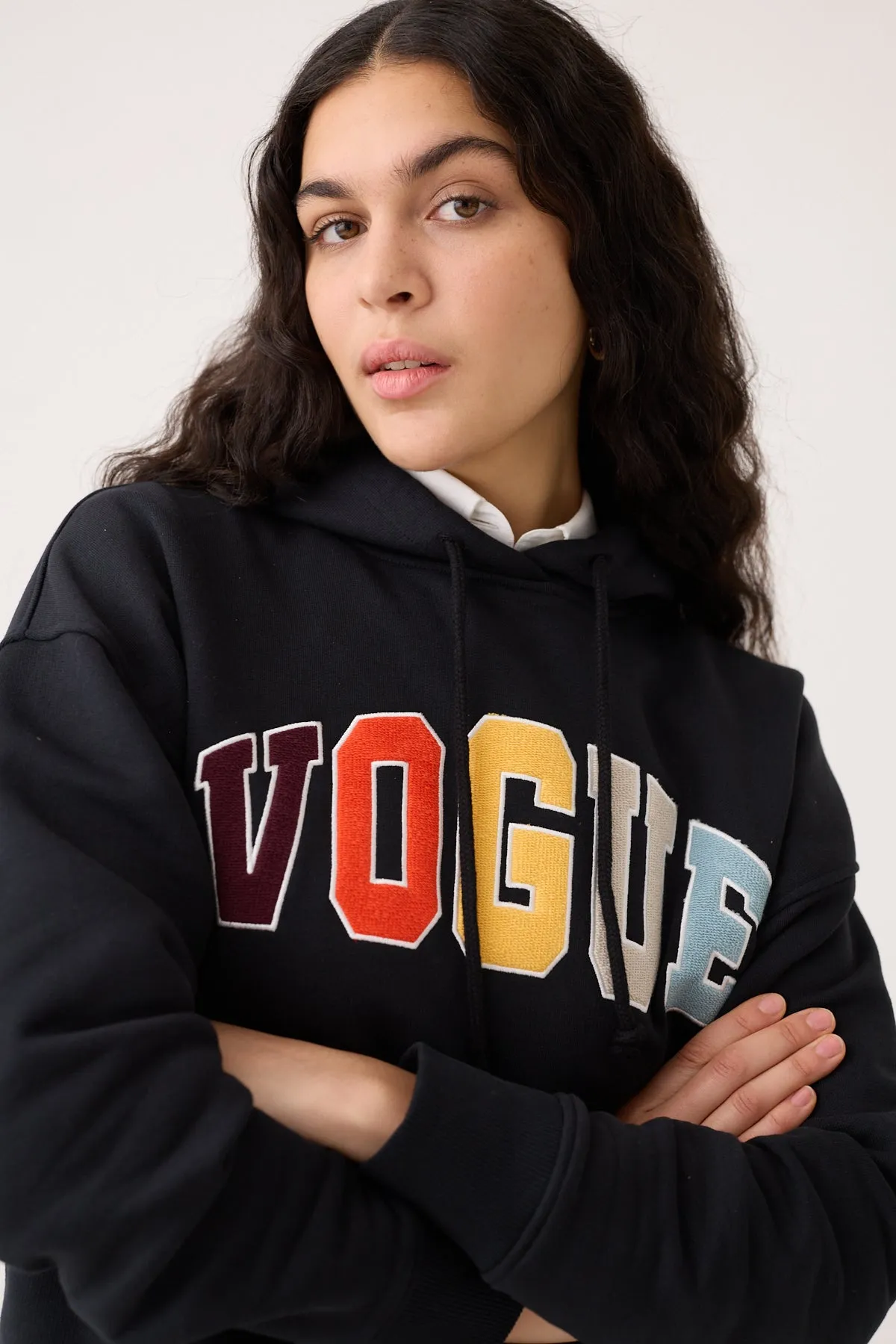 Felpa con cappuccio VOGUE Editions nera con patch logo college colorato-