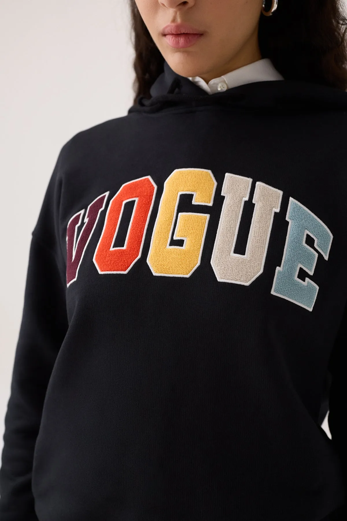 Felpa con cappuccio VOGUE Editions nera con patch logo college colorato-
