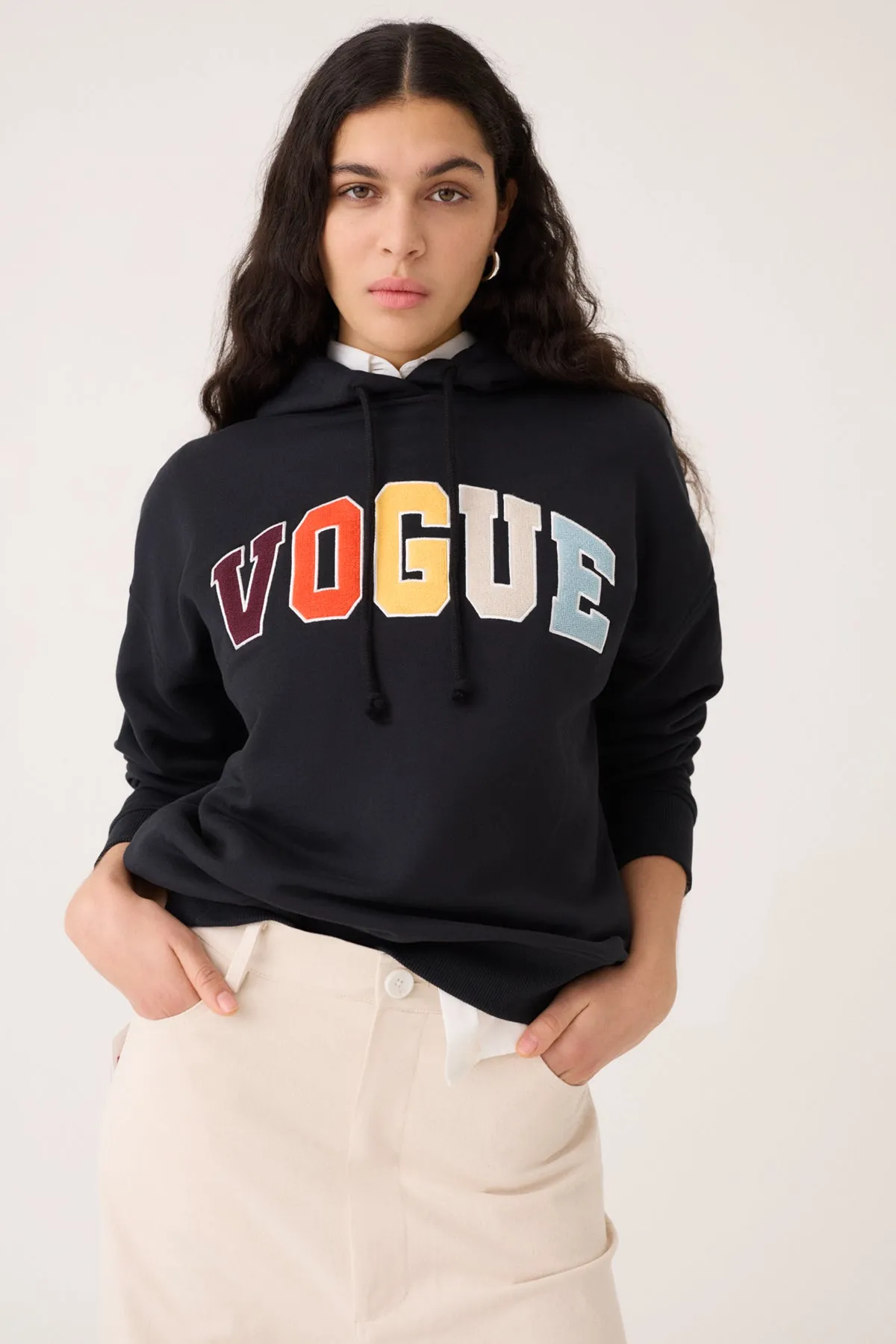 Felpa con cappuccio VOGUE Editions nera con patch logo college colorato-
