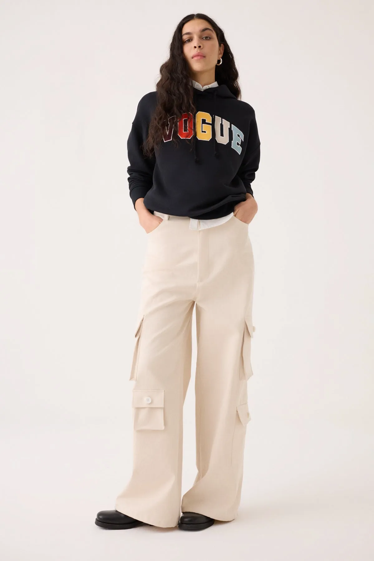 Felpa con cappuccio VOGUE Editions nera con patch logo college colorato-