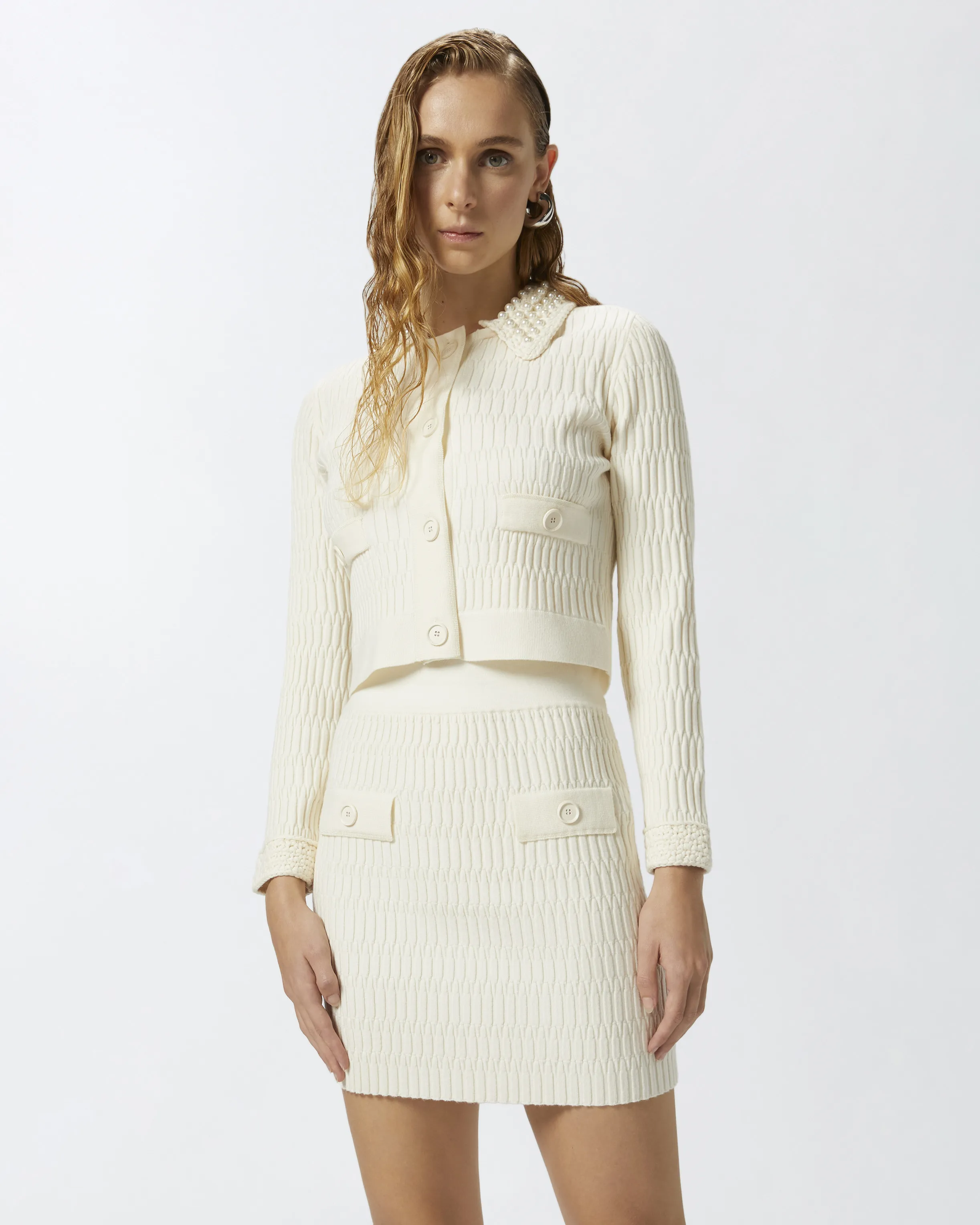  Giacca corta in maglia con colletto crochet con perle    