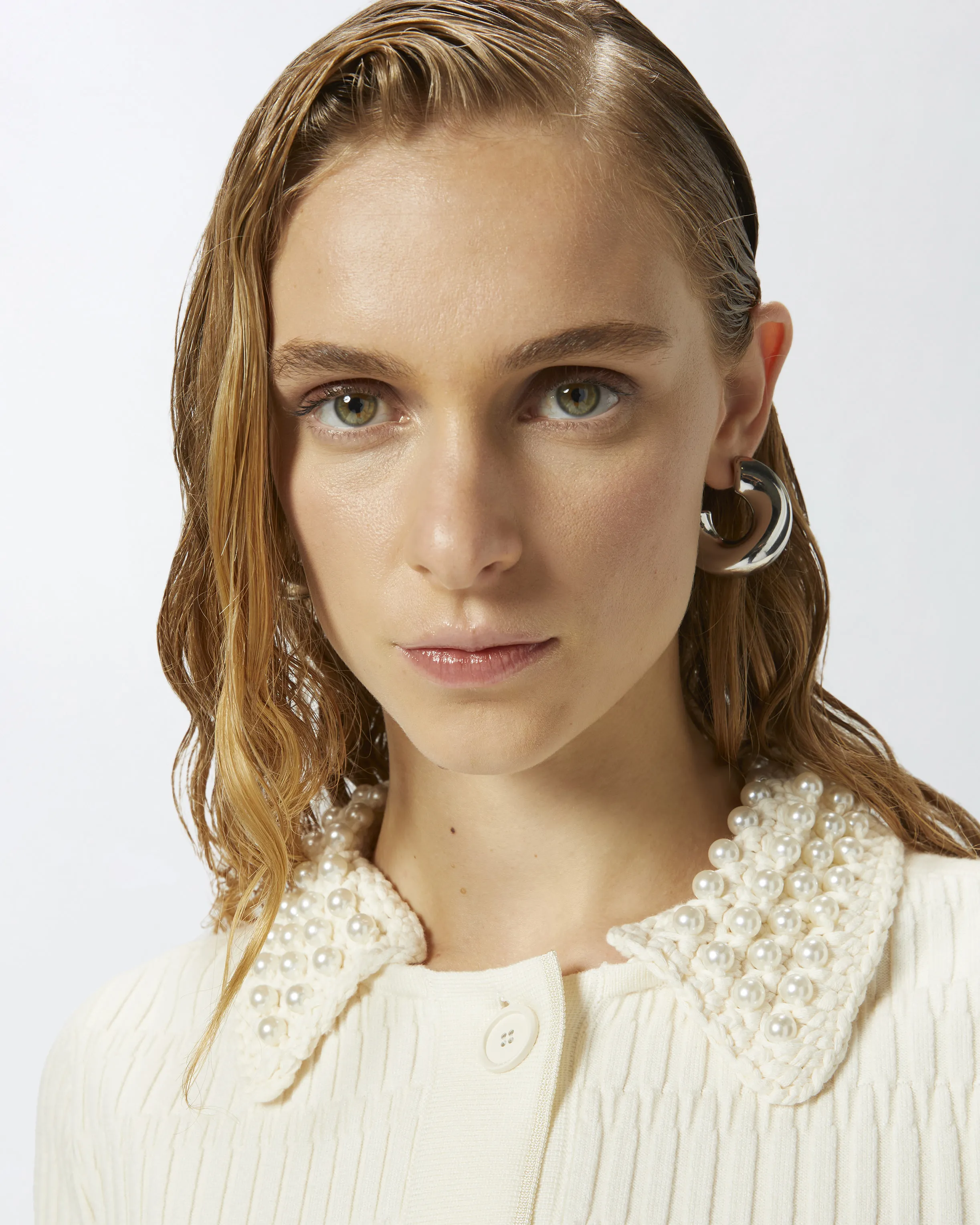  Giacca corta in maglia con colletto crochet con perle    