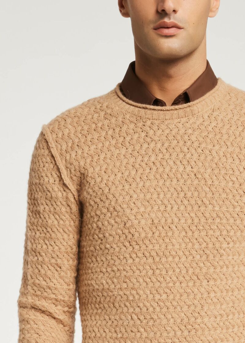 Maglione con cuciture a rovescio