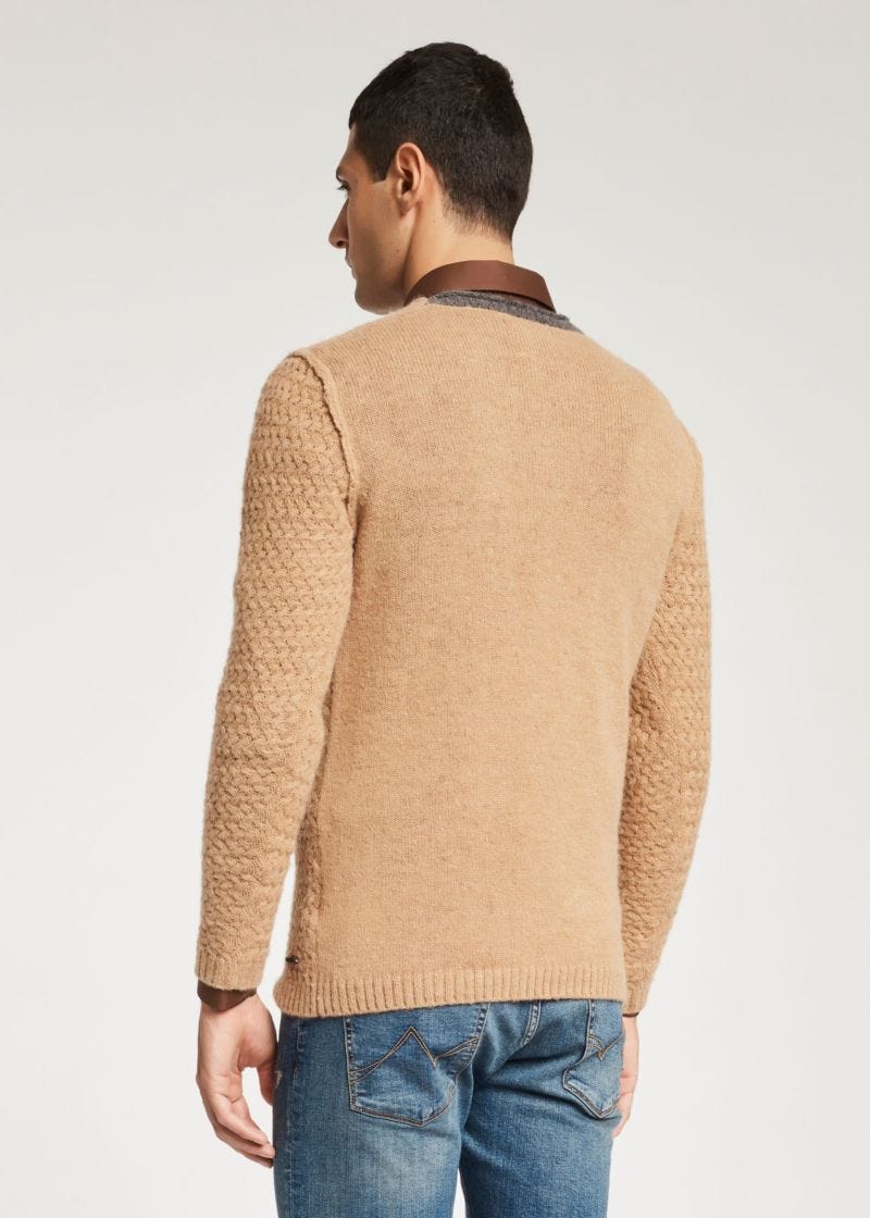 Maglione con cuciture a rovescio