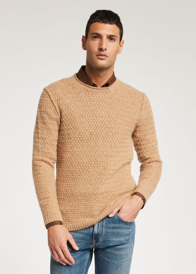 Maglione con cuciture a rovescio