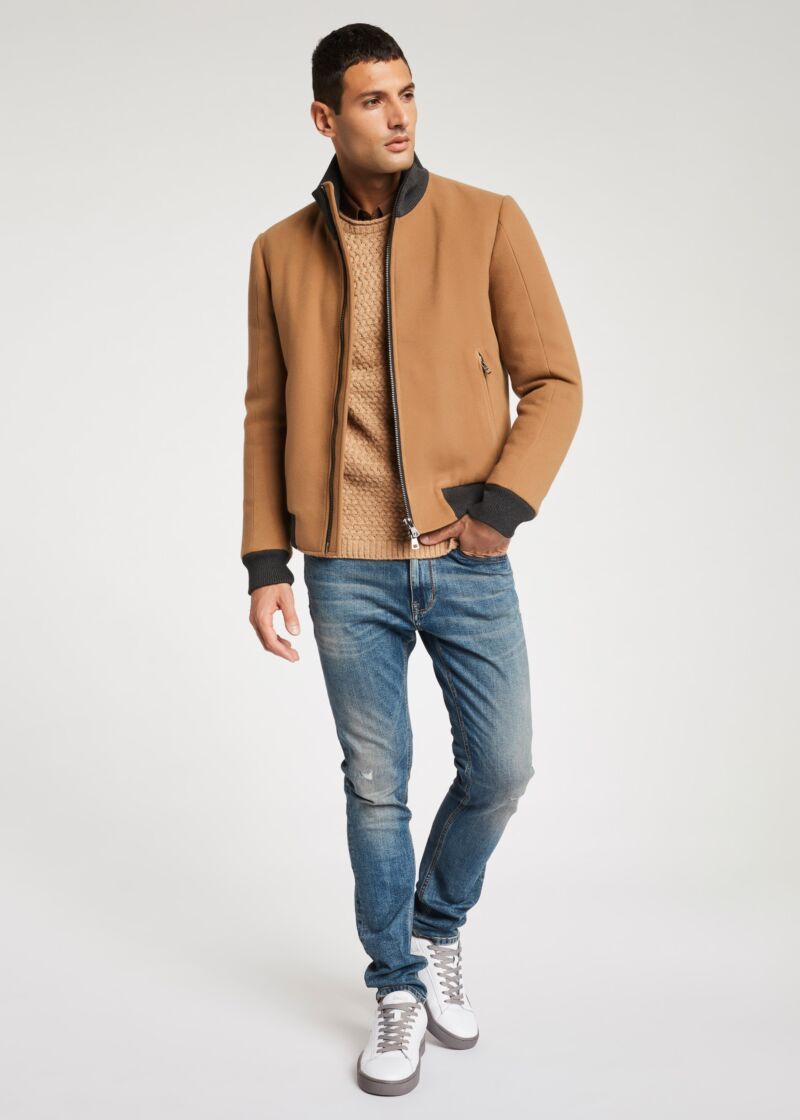 Maglione con cuciture a rovescio