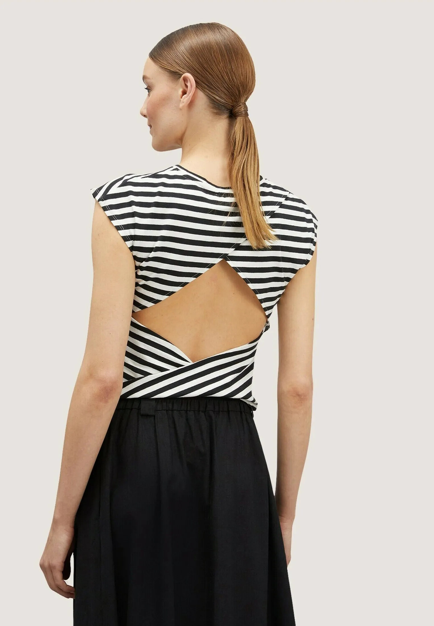 MOTIVO CUT-OUT A RIGHE - T-shirt con stampa
