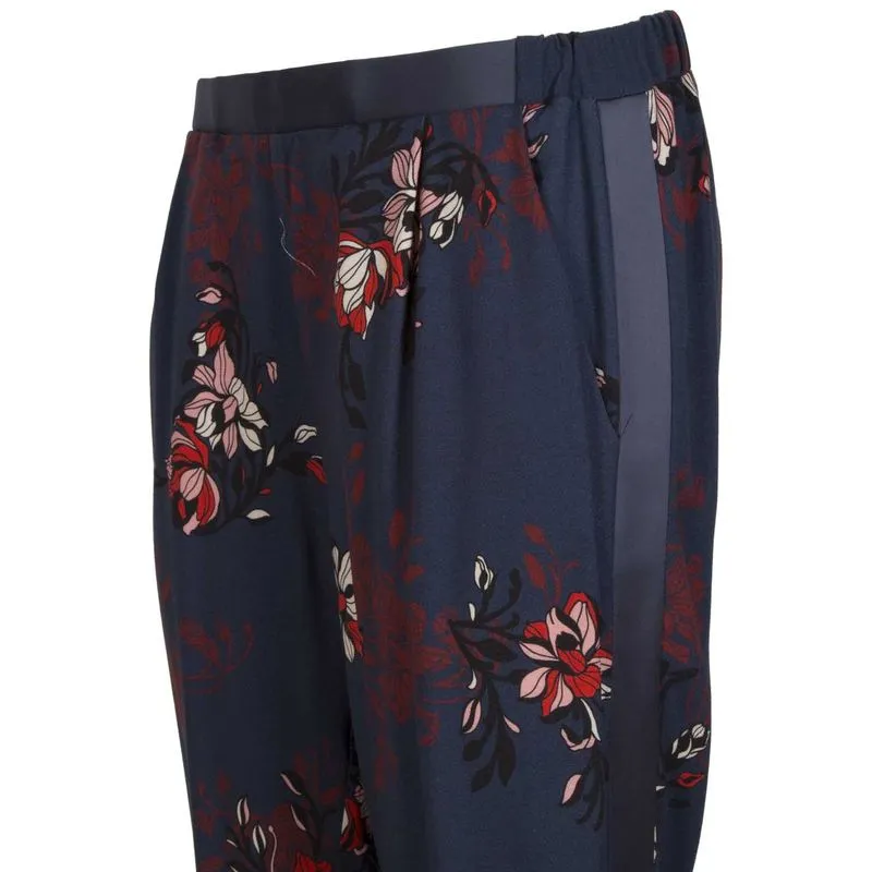 Pantalone stile pigiama blu con stampa fiori e fascia satinata 