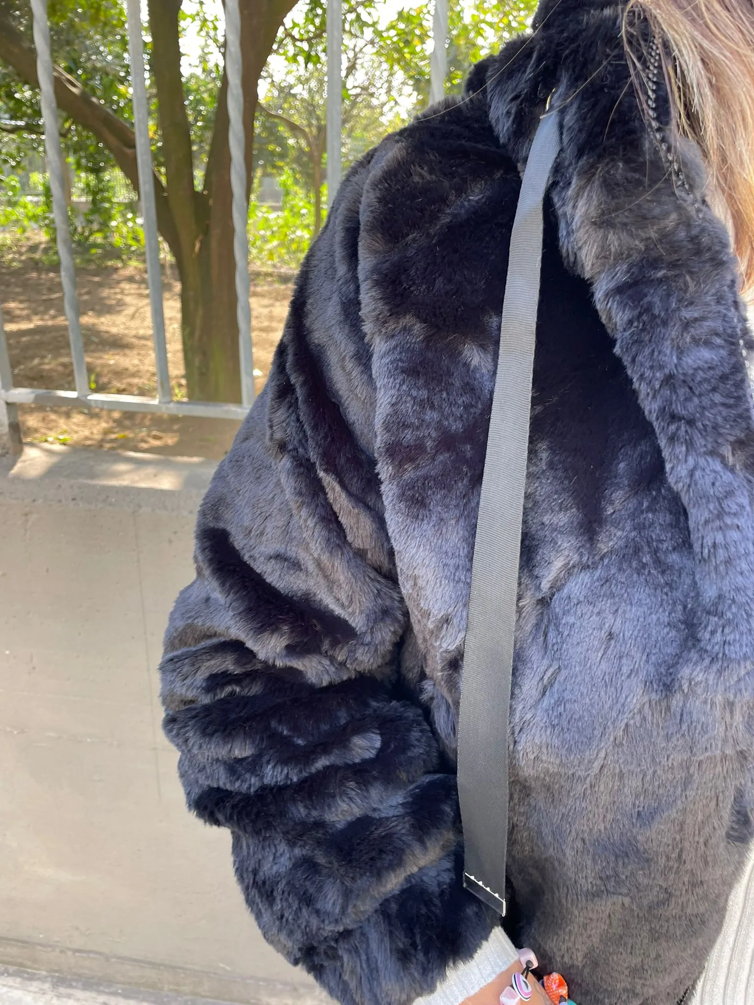 Pelliccia eco tinta unita con cappuccio e zip