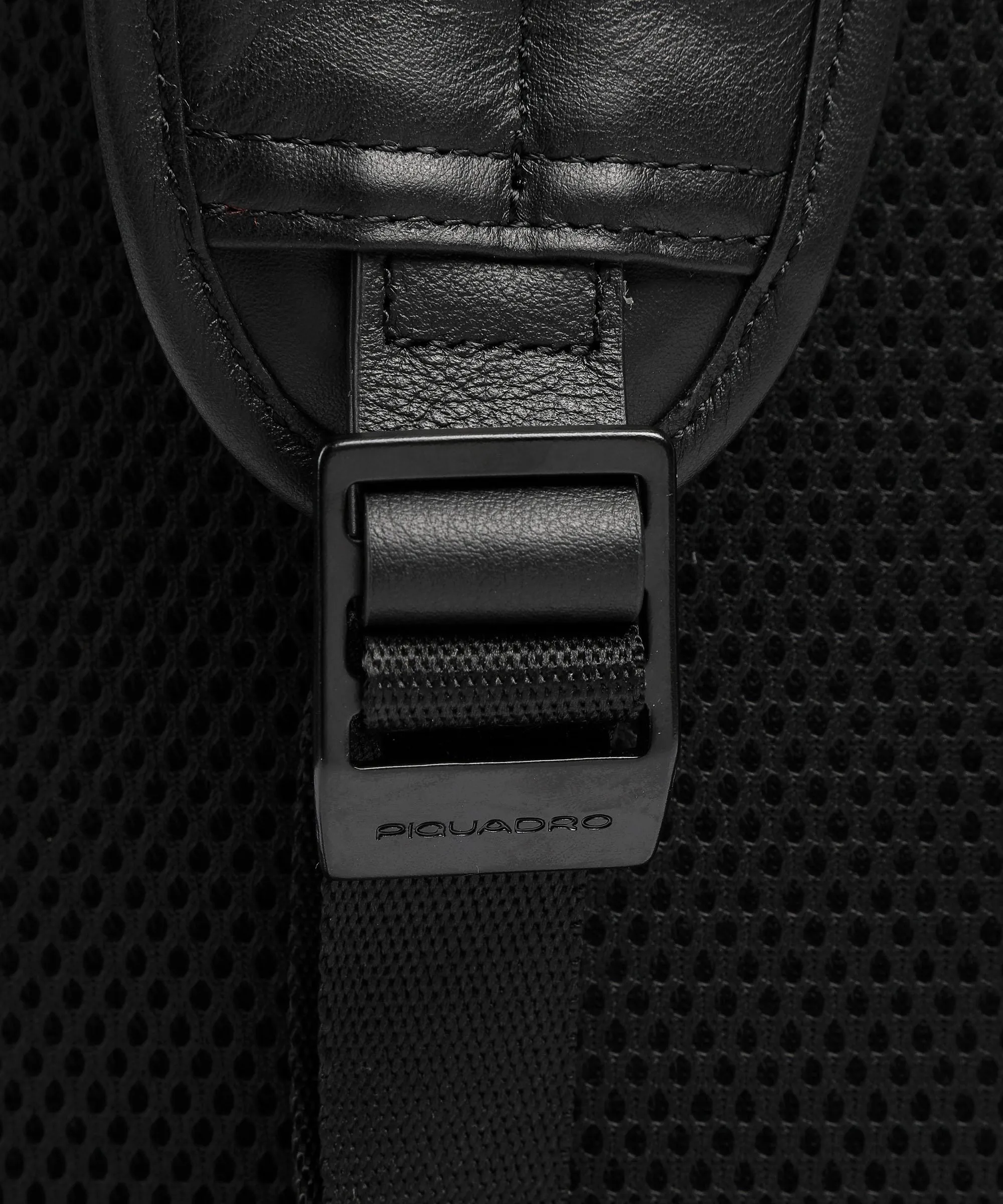  Piquadro Urban Borsa sling pelle di vacchetta grana nero/grigio  