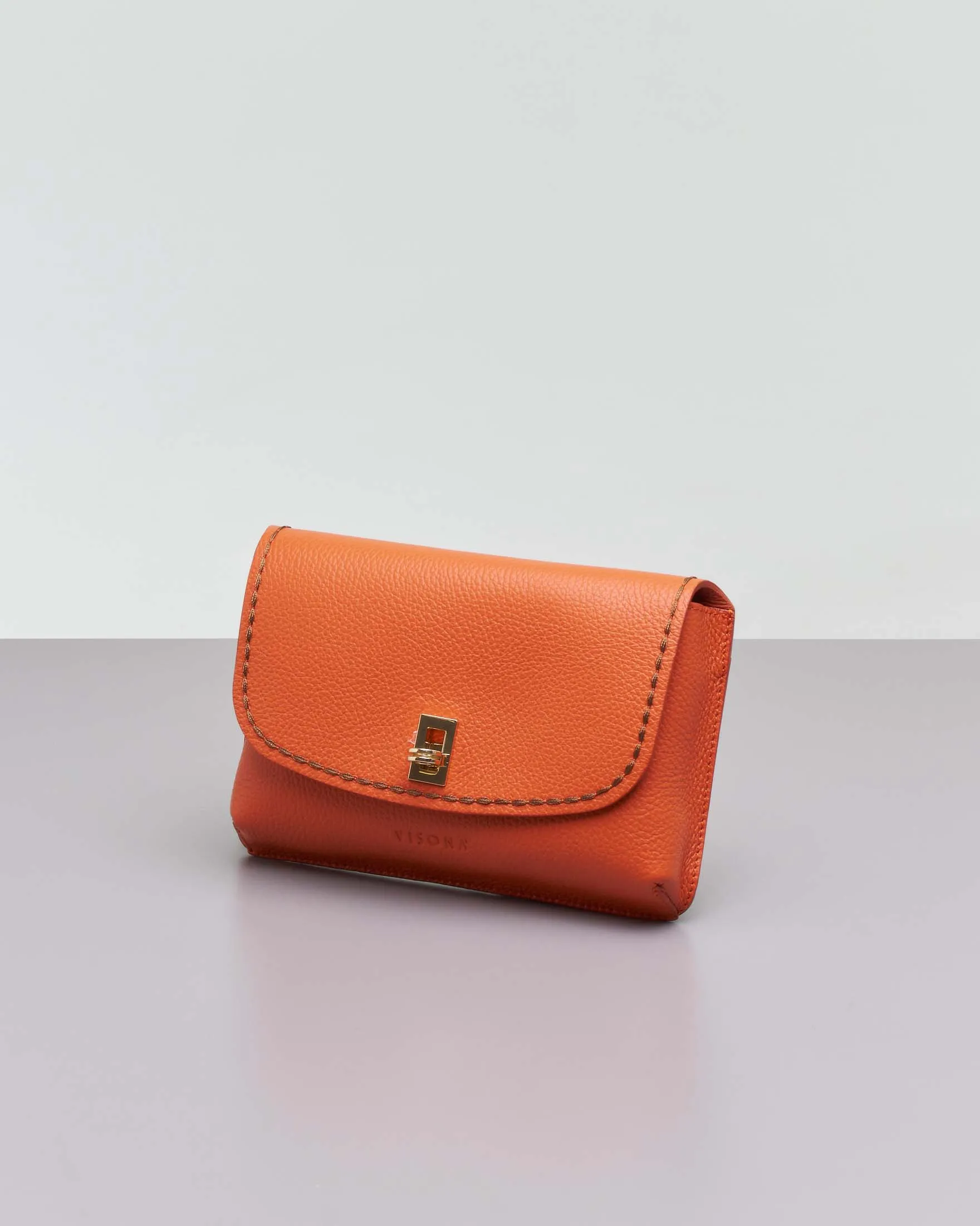 Pochette arancione in pelle martellata con chiusura a girello e tracolla removibile