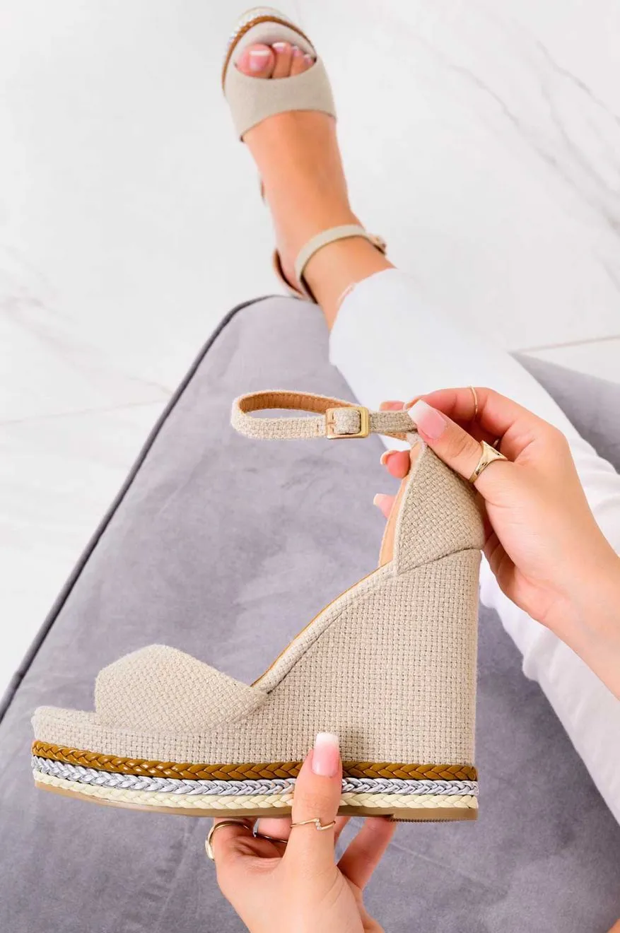 Sandali beige con zeppa e cinturino