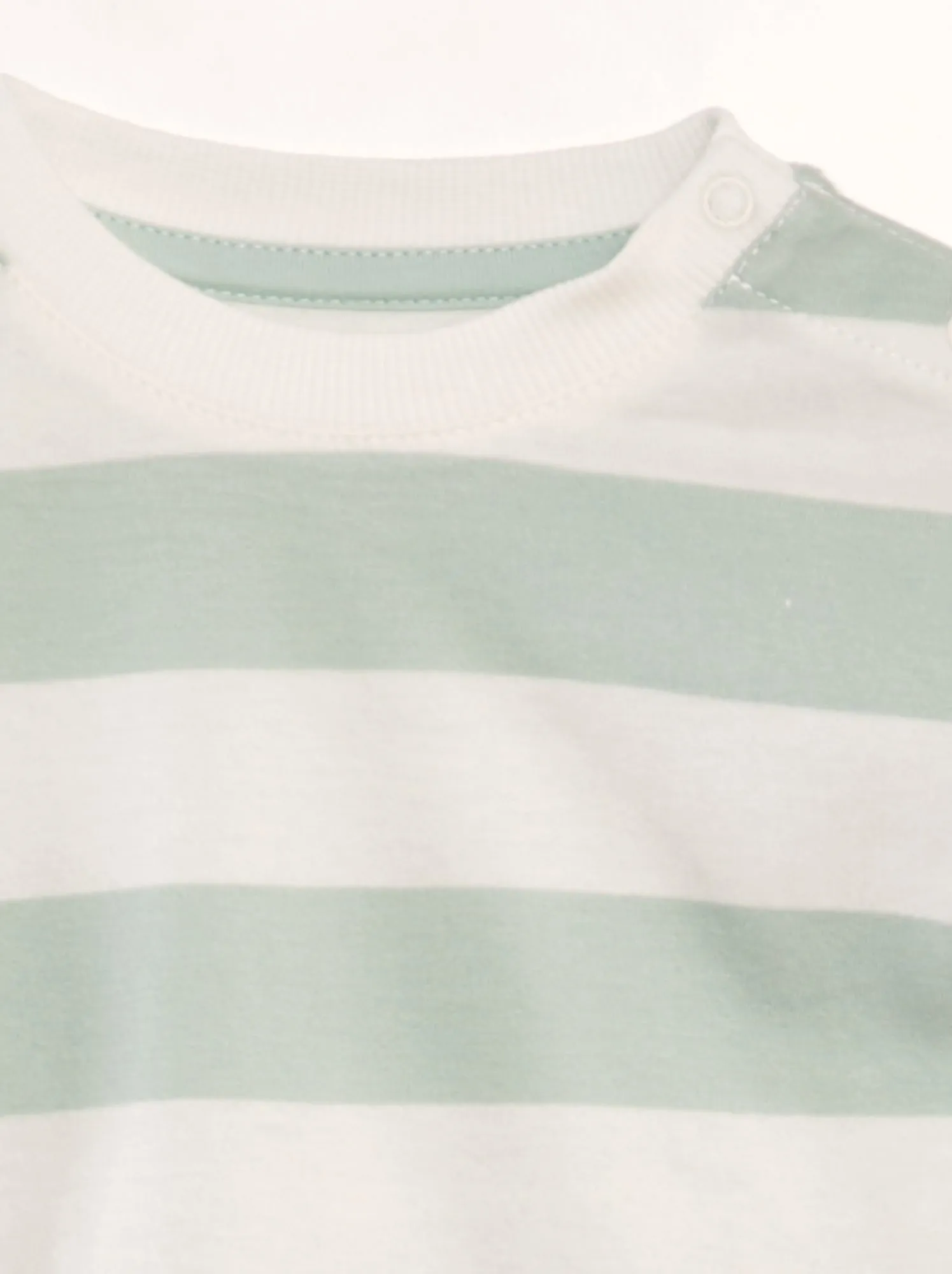 T-shirt a righe con bottone a pressione sul collo - BIANCO
