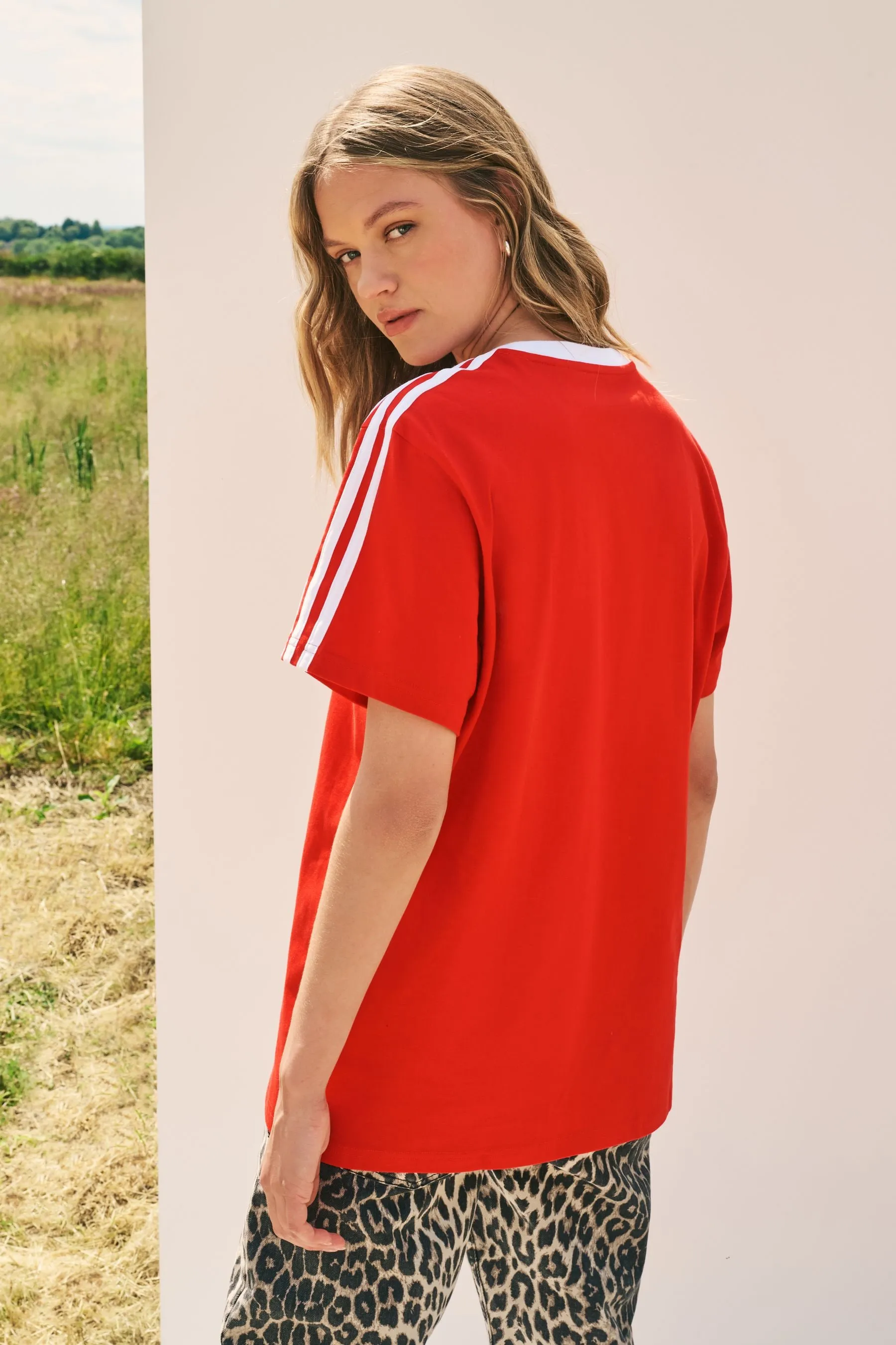 T-shirt adidas con logo 3 A righe Boyfriend