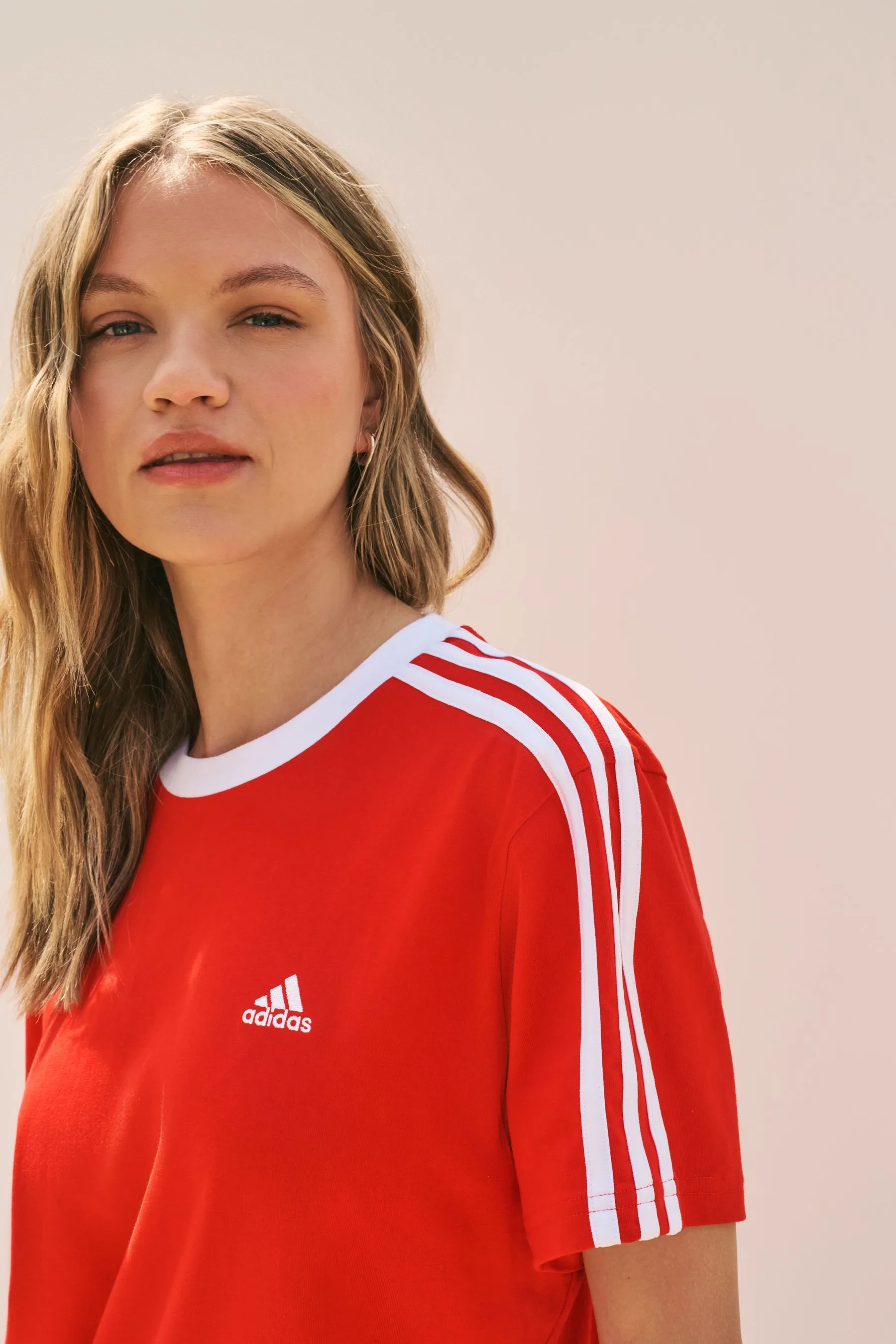 T-shirt adidas con logo 3 A righe Boyfriend