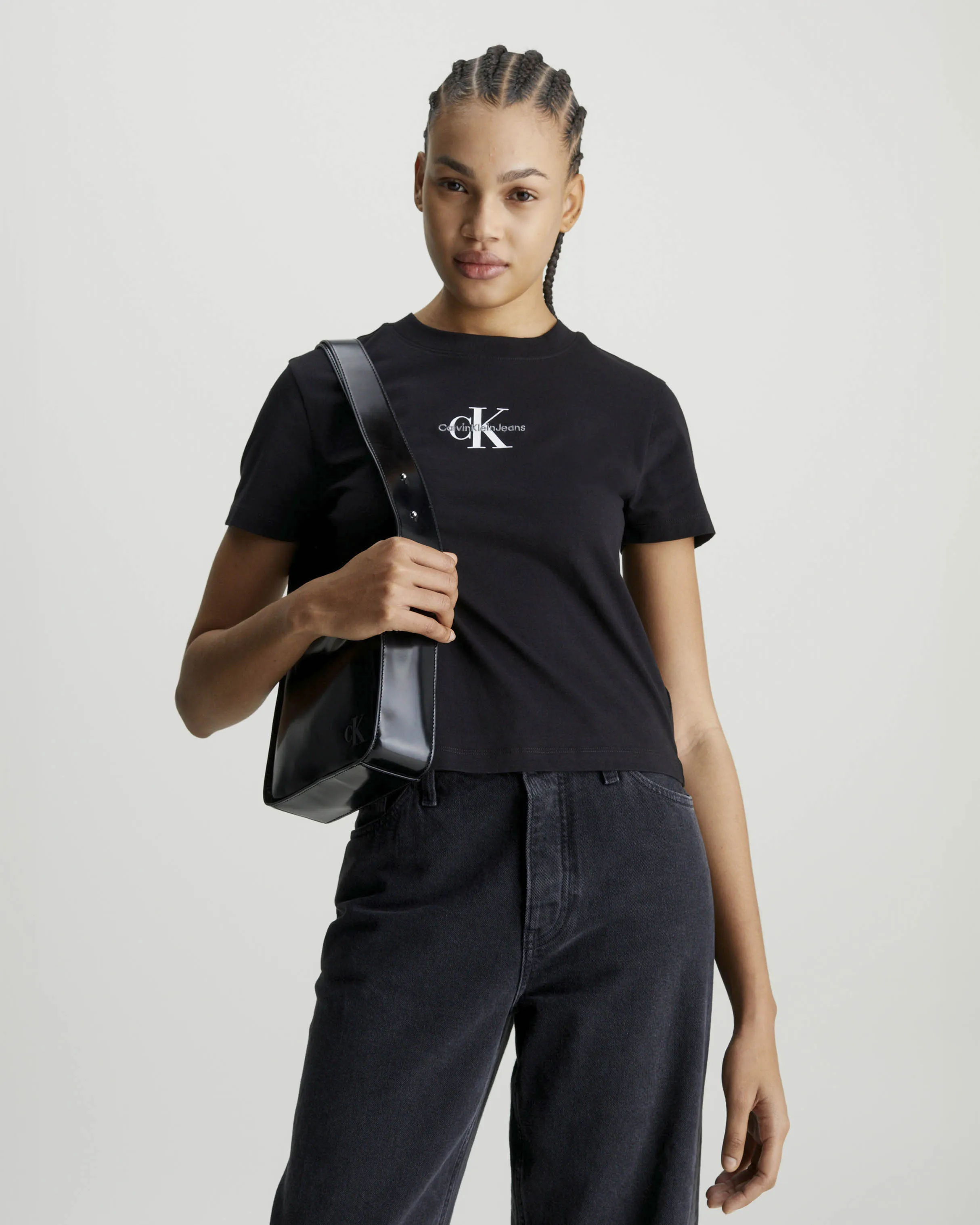 T-shirt nera cropped in cotone rigenerato con scritta logo bianca stampata sul davanti
