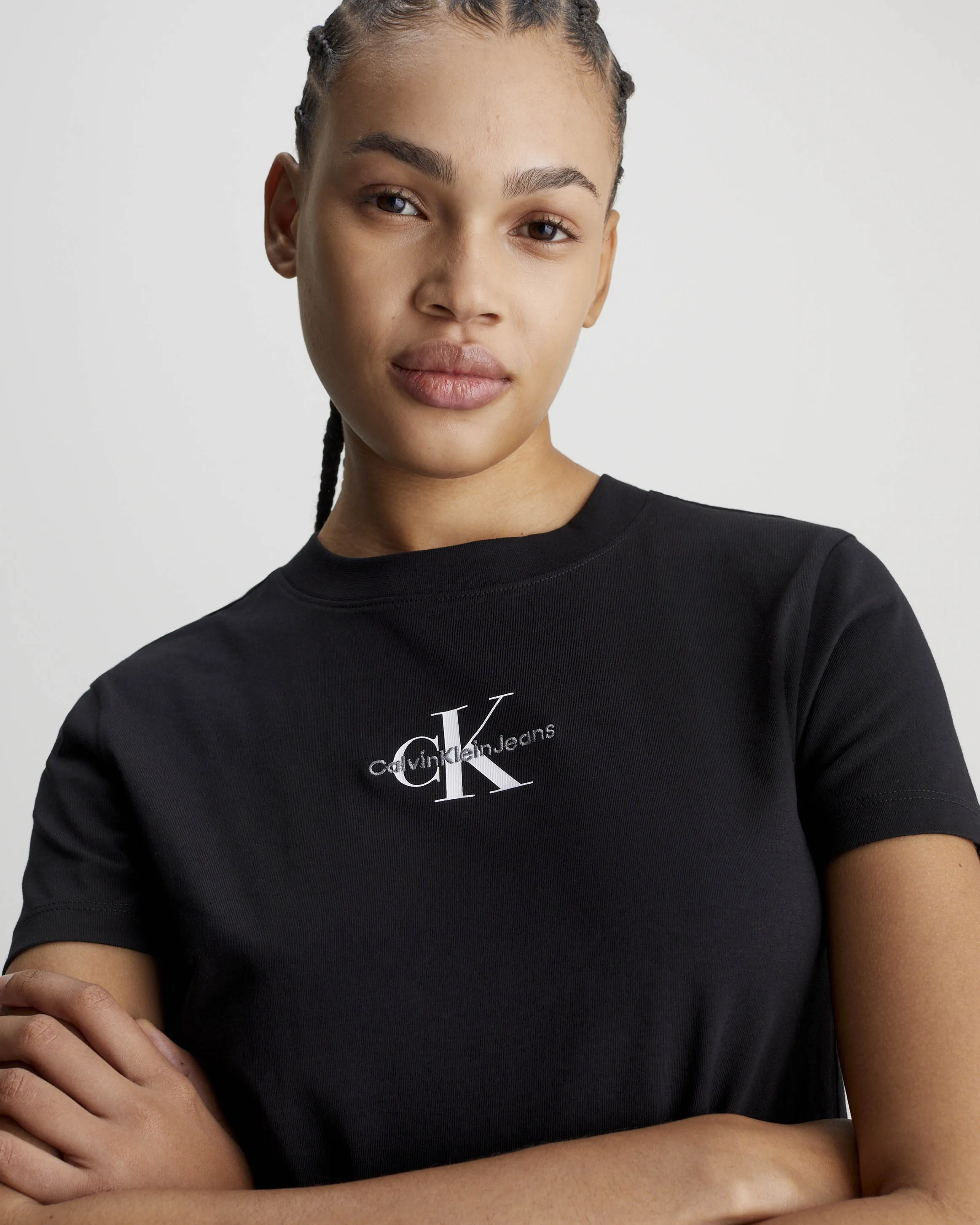 T-shirt nera cropped in cotone rigenerato con scritta logo bianca stampata sul davanti