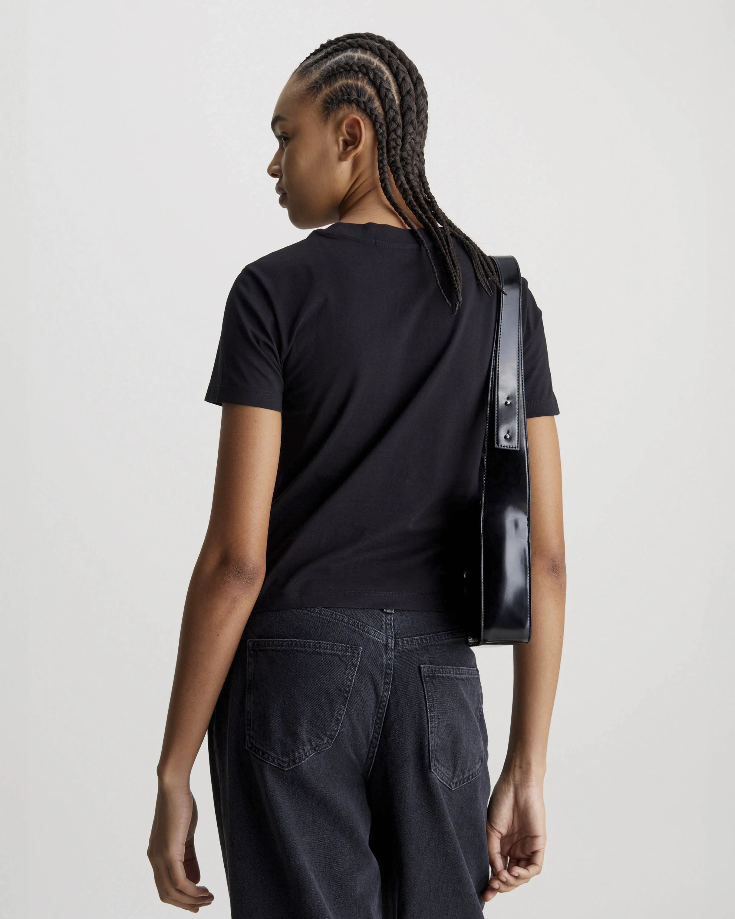 T-shirt nera cropped in cotone rigenerato con scritta logo bianca stampata sul davanti